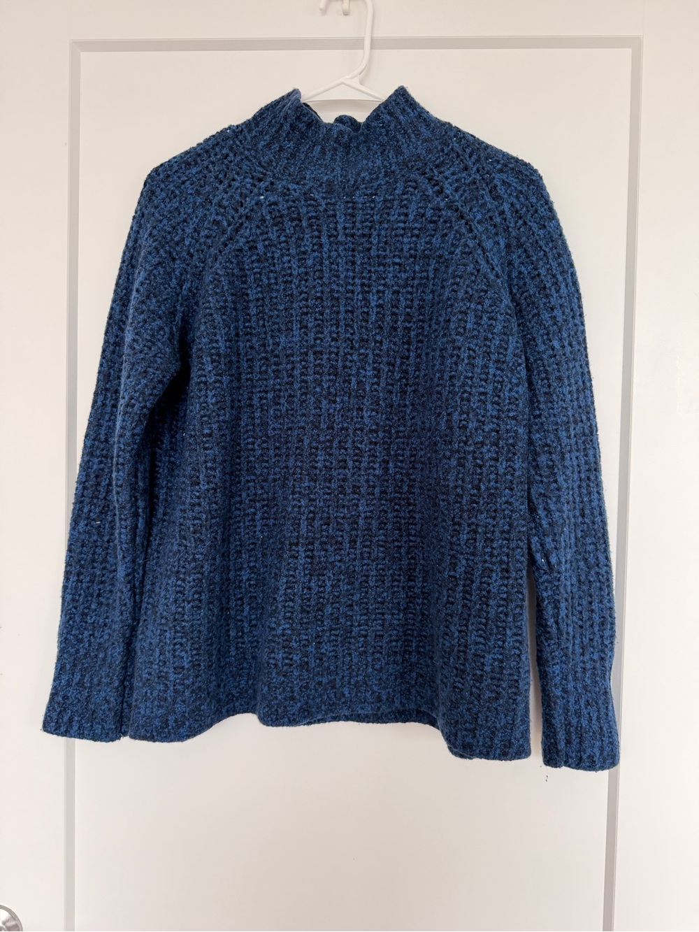 Vineyard Vines Navy Blue Textured Mock Neck Sweater 93% virgin wool Like new